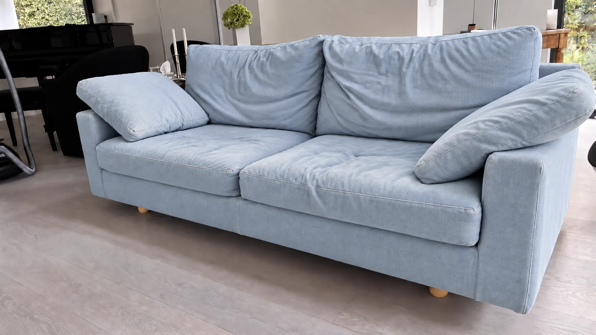 Rekonstruierte Vorheransicht des COR Conseta Sofas mit hellblauem Bezug