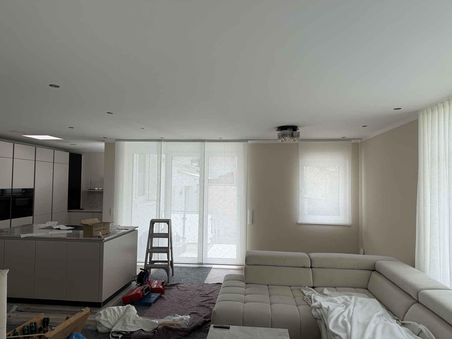 Fensterdekoration während der Montage; Decken schützen Fußboden und Möbel