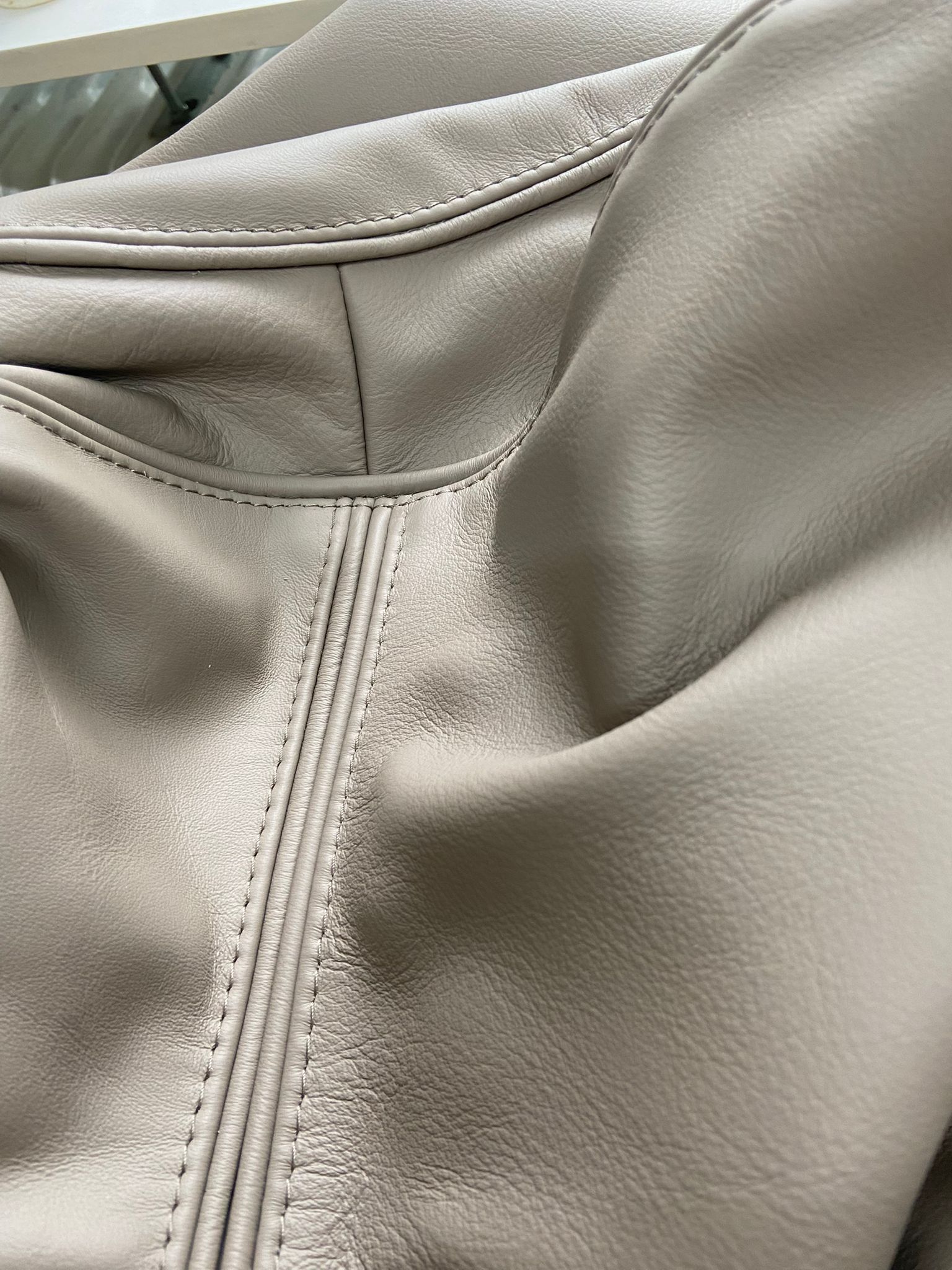 Detail von Keder, Ziernaht und Lederoberfläche