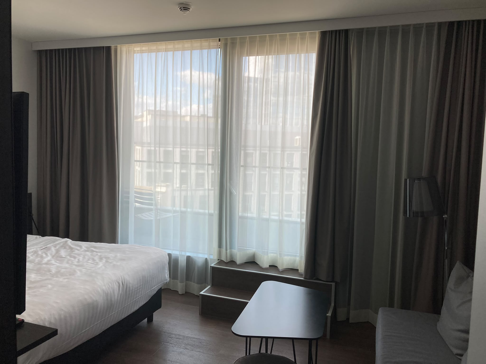 Fertig montierte helle Stores und dunkle Verdunkelungsvorhänge im Marriott Residence Inn Frankfurt