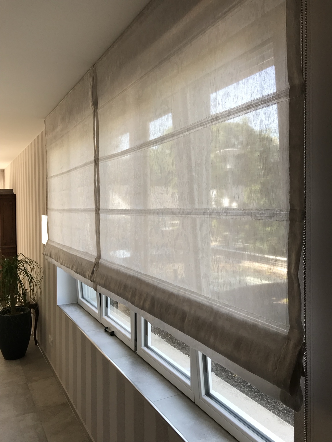Halbtransparenter TEBA-Faltstore an einem großen Wohnraumfenster