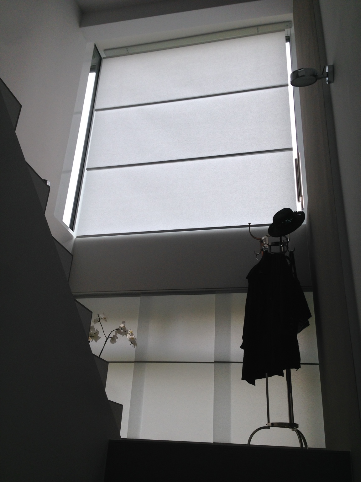 Hohes Treppenhausfenster mit Wood & Washi Schöpfpapier als Sichtschutz
