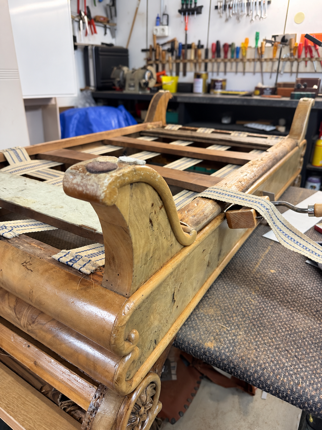 Freigelegtes historisches Holzgestell mit Gurtung auf der Werkbank