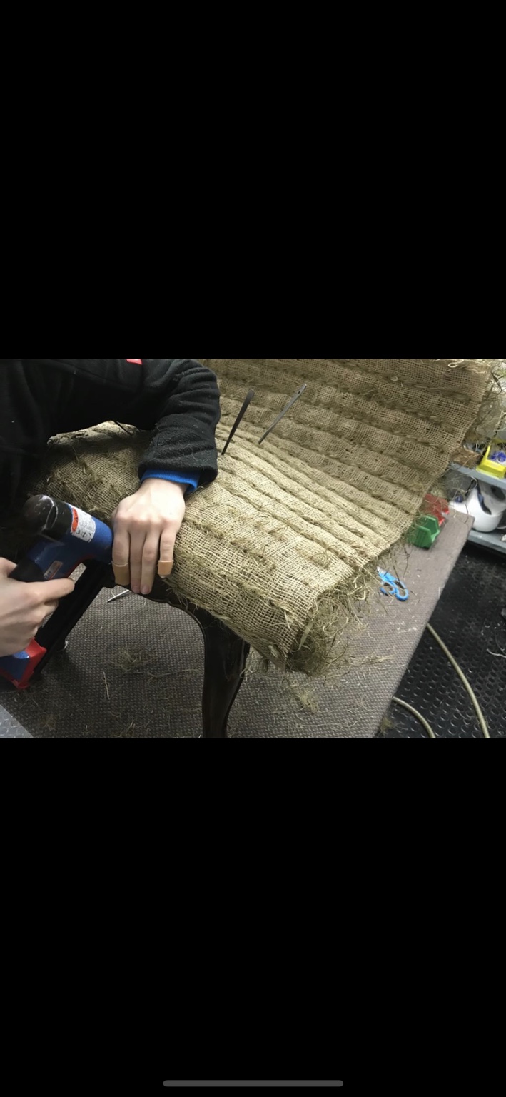 Handwerkliche Befestigung der Juteschicht auf einem Stilmöbel