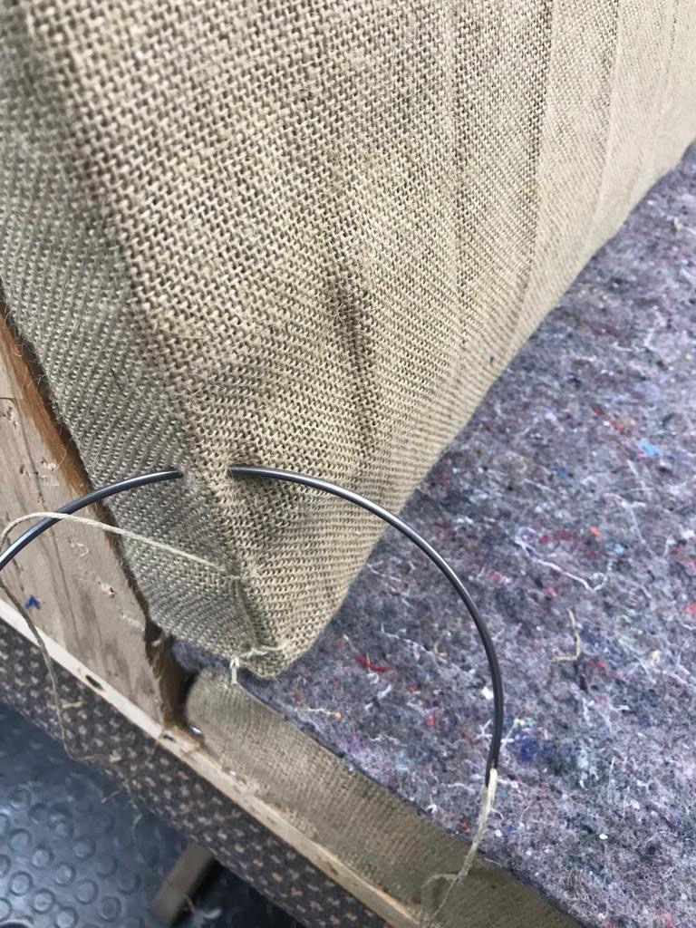 Detail von Jute und Zwischenlage an der Polsterkante