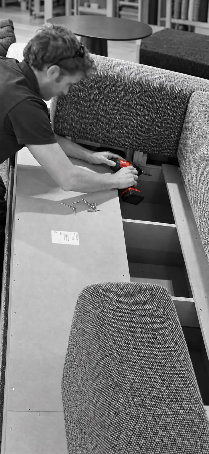 Fachgerechte Montage eines individuell gepolsterten Sofas in unserer Werkstatt.