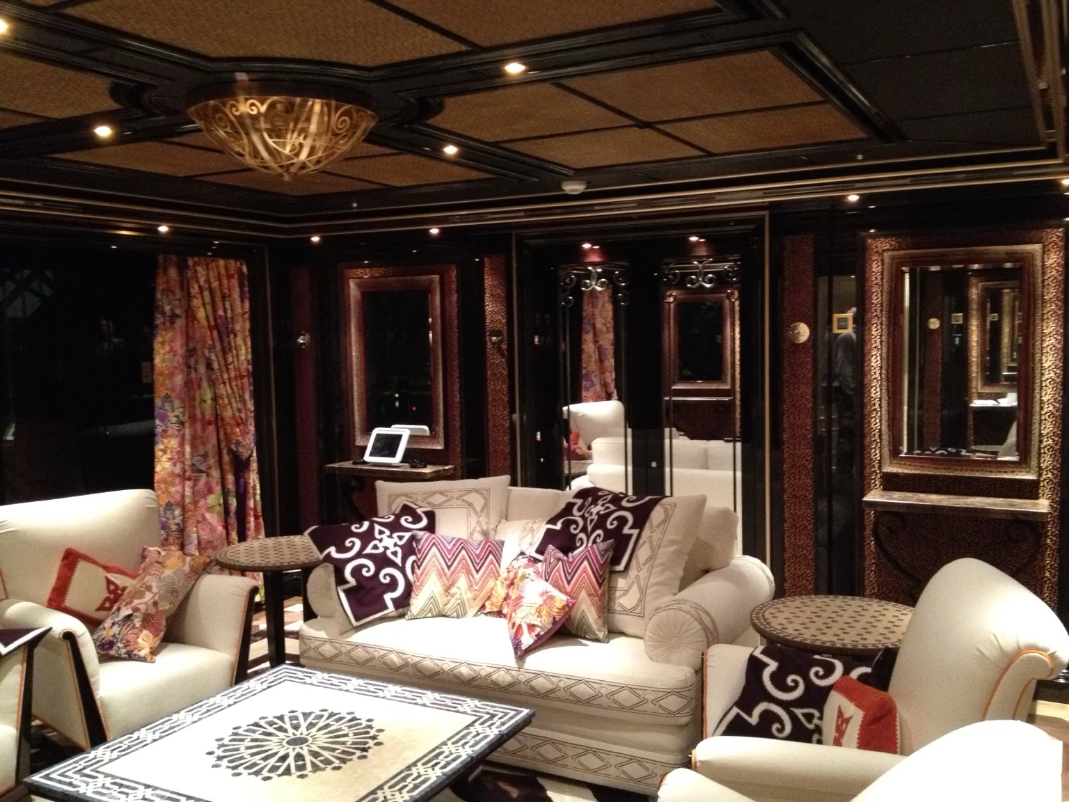 Salon mit Sofa und Zierkissen