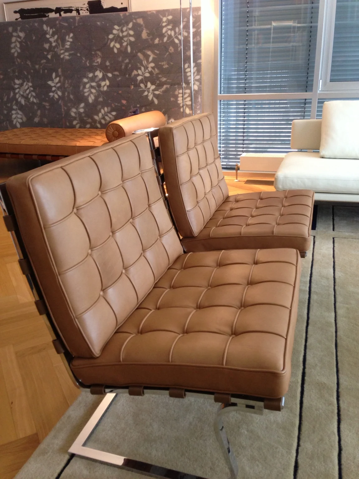 Restauration eines Barcelona Chairs aus einer limitierten Serie von Knoll International – neu bezogen mit Nappa-Anilinleder.
