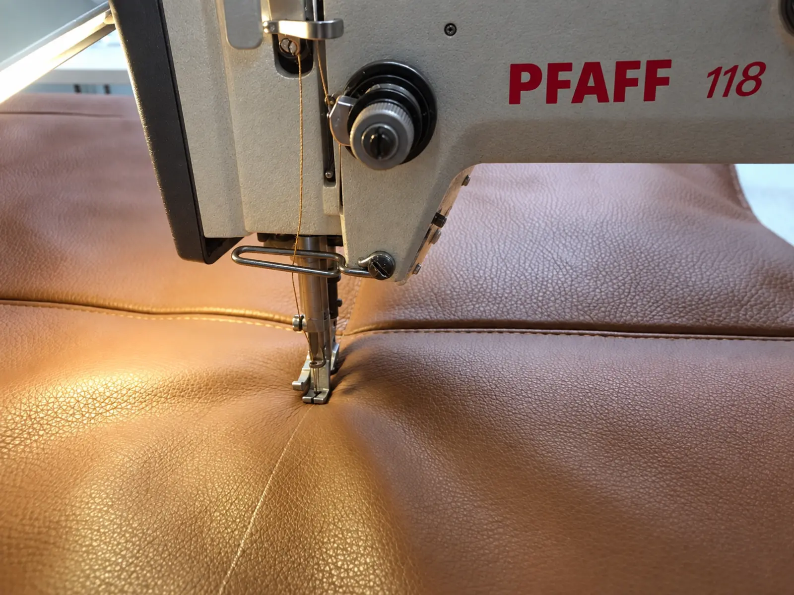 Präzise Ledernaht an unserer Pfaff 118 Industrienähmaschine