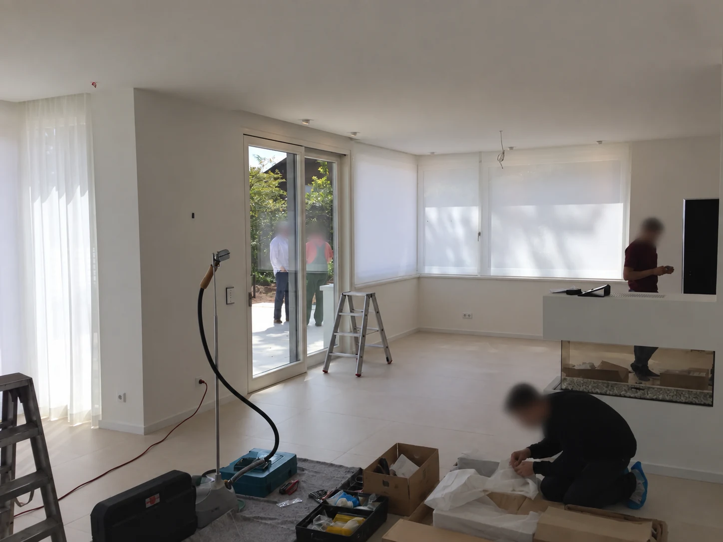 Montage einer Fensterdekoration
