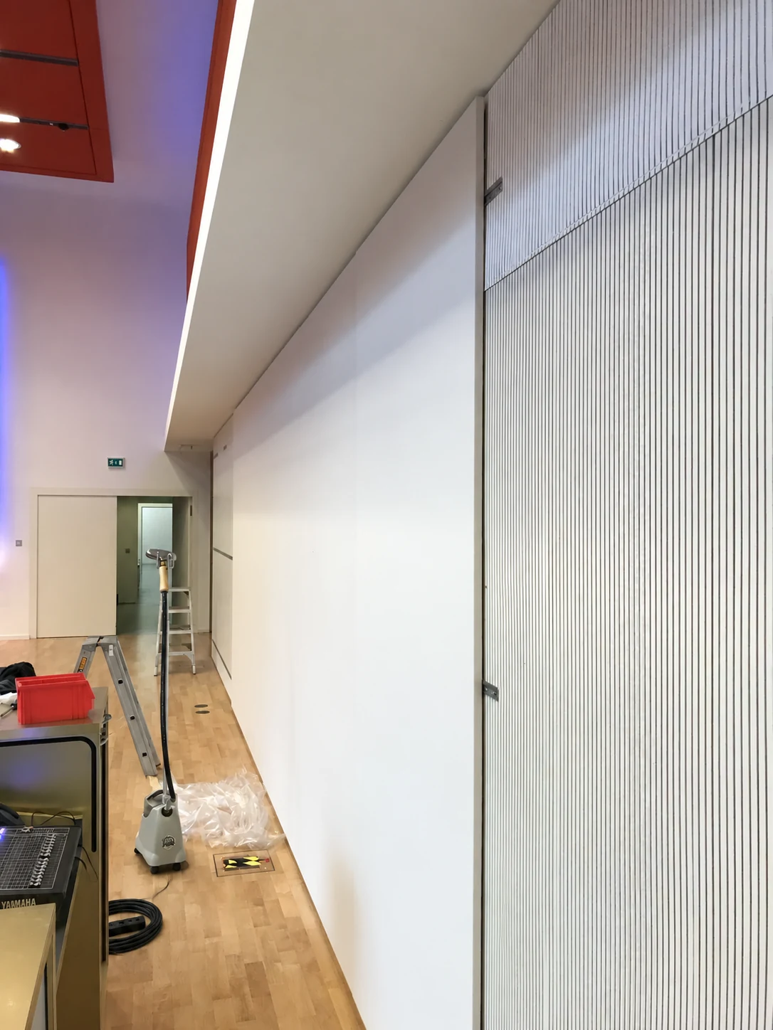 Wandbekleidung konstruiert, gefertigt und mit einem schwer entflammbaren B1-Stoff von Kvadrat bezogen – für Accenture in Kronberg.