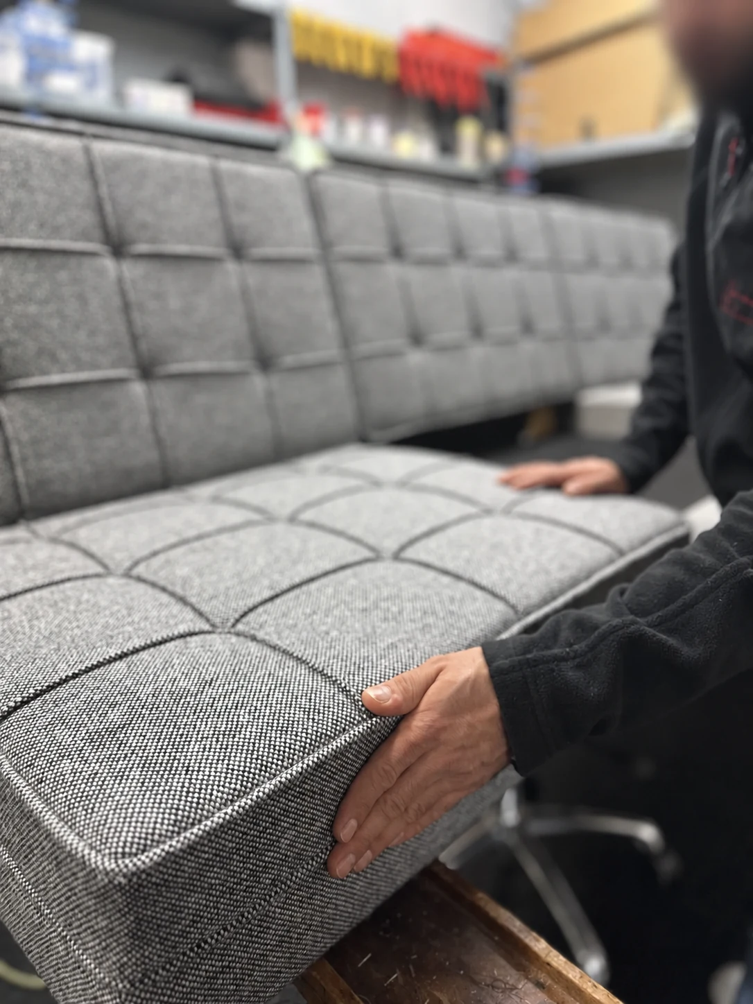 Handgenähte Bezugsarbeit bei der Restauration eines Florence-Knoll-Sofas aus den 1960er-Jahren.