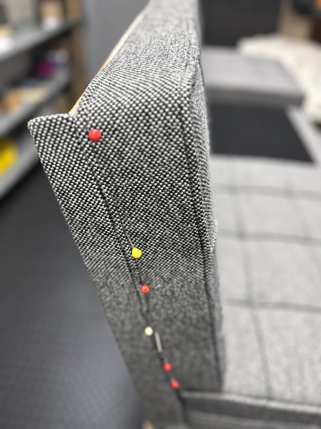 Passende Polsterkissen für das Florence-Knoll-Möbel 67C aus dem Jahr 1960 – bezogen mit Hallingdal von Kvadrat.