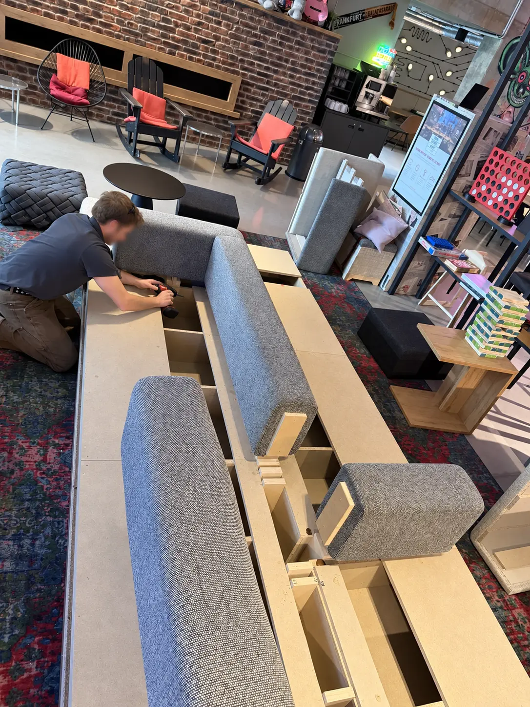 Polsterarbeit an den Lobbymöbeln im Moxy Frankfurt