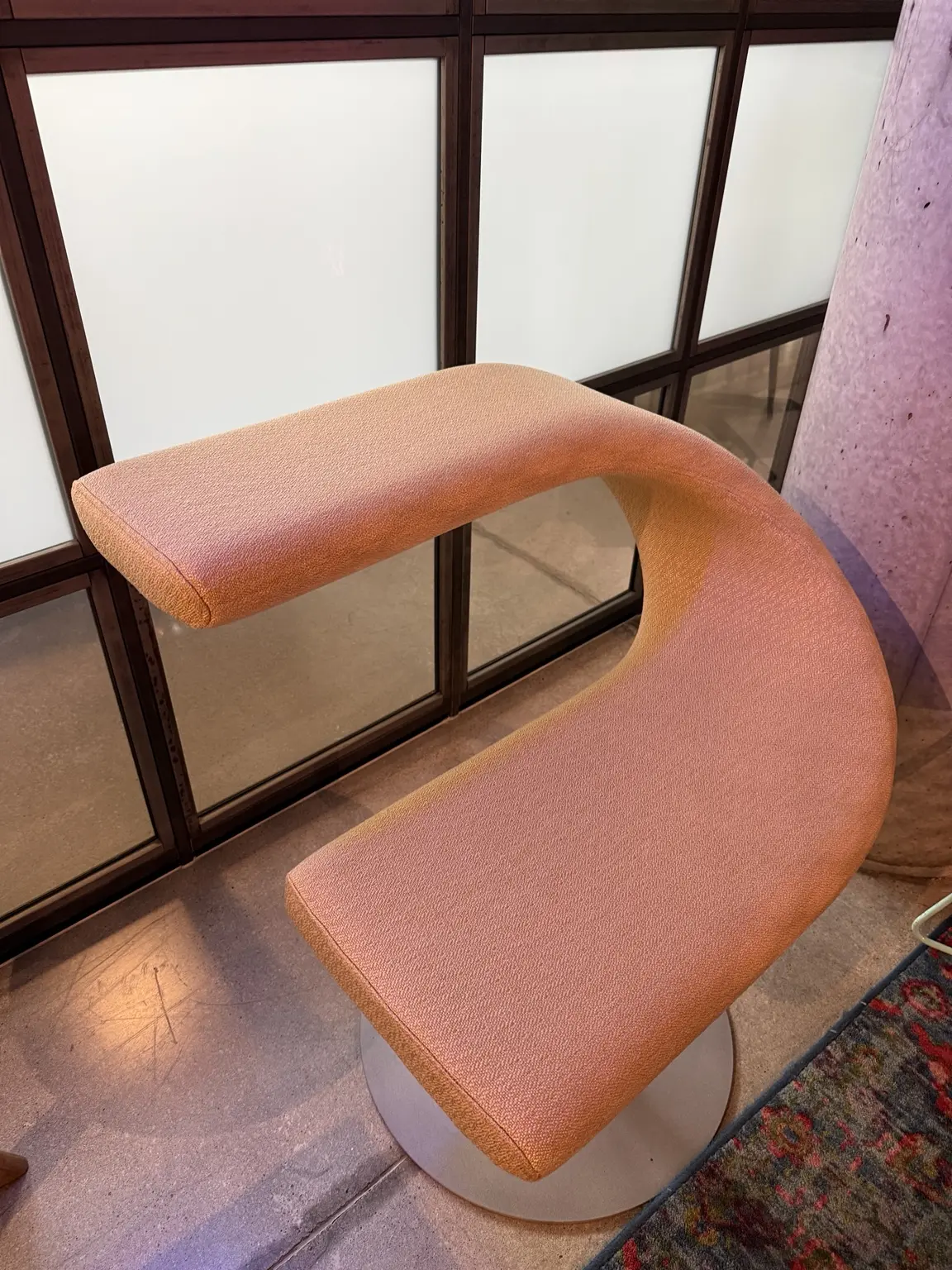 Geschwungene Sitzbank mit neuem Delius-Stoff im Moxy Frankfurt