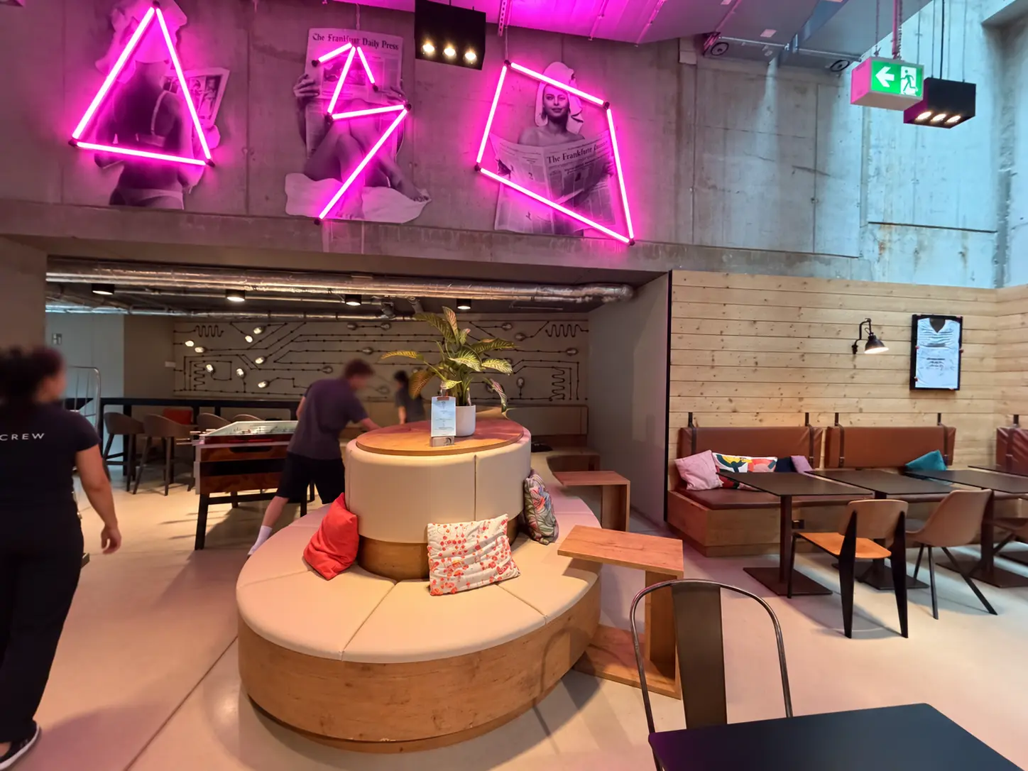 Neubezug der Rundbank in der Lobby des Moxy Frankfurt mit Delius-Stoffen und dem Kunstleder „Object Master Plus“ von mah.