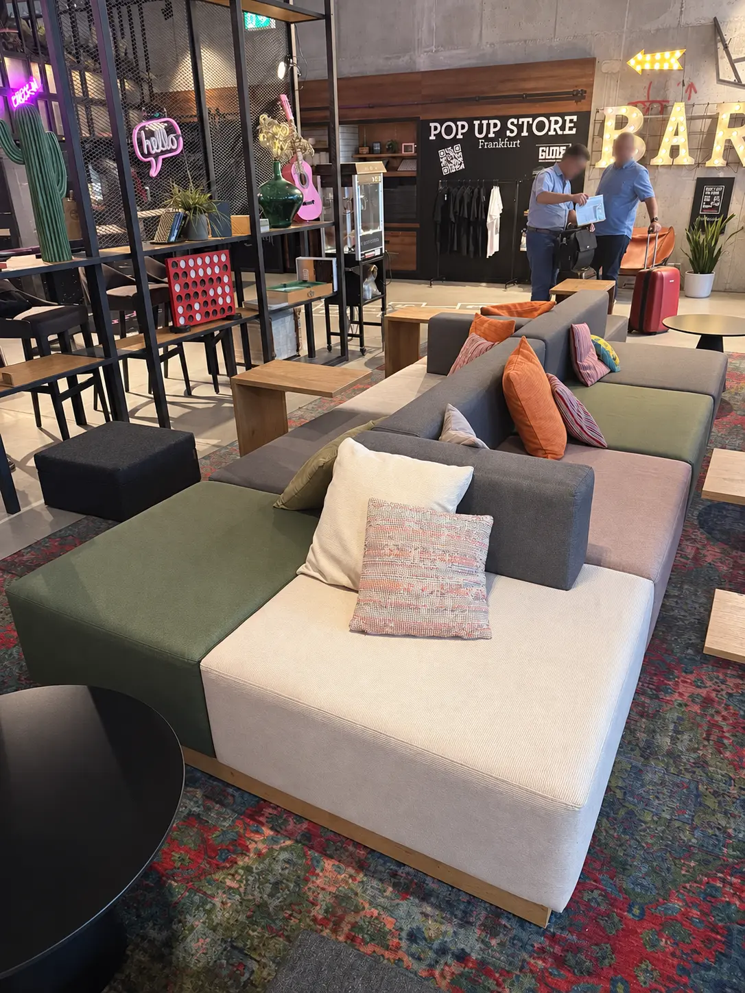 Neubezug der modularen Lobbymöbel im Moxy Frankfurt mit Stoffen von Delius – ausgeführt nach den Designvorgaben von SV Hotel und Marriott.