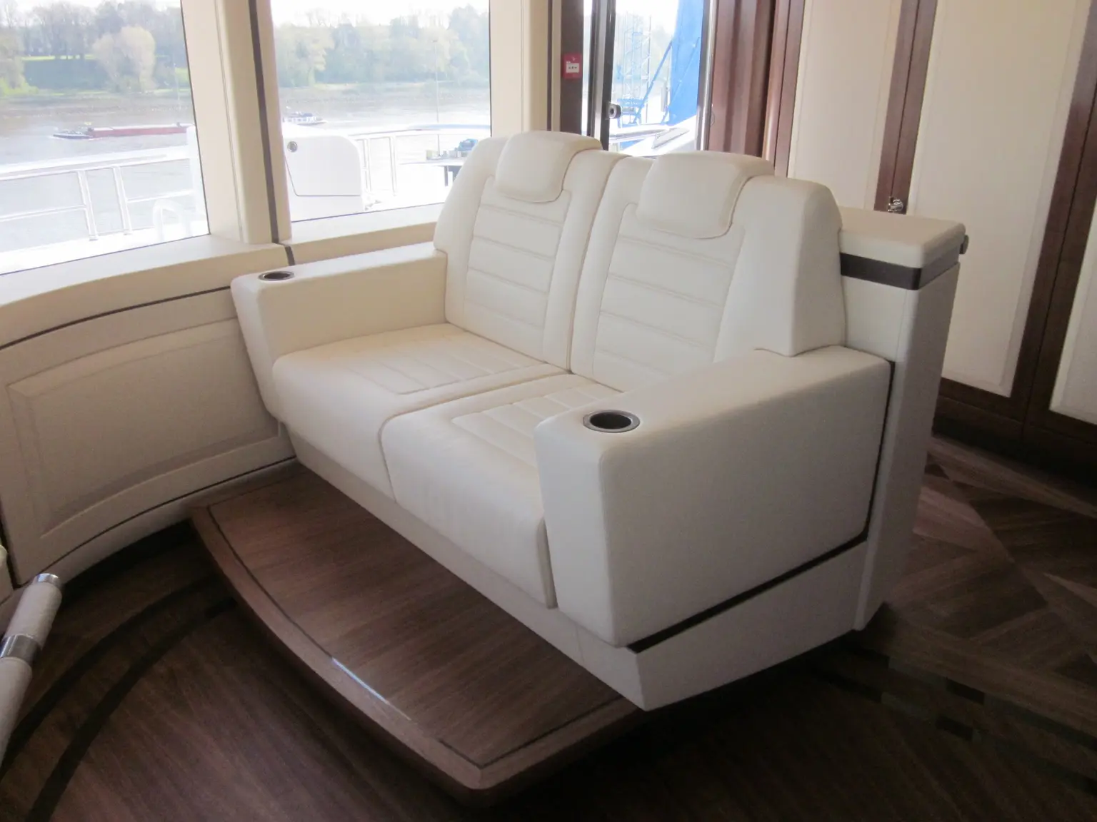 Fertig eingebautes zweifarbiges Leder-Brückensofa eines privaten Lürssen-Yachtprojekts