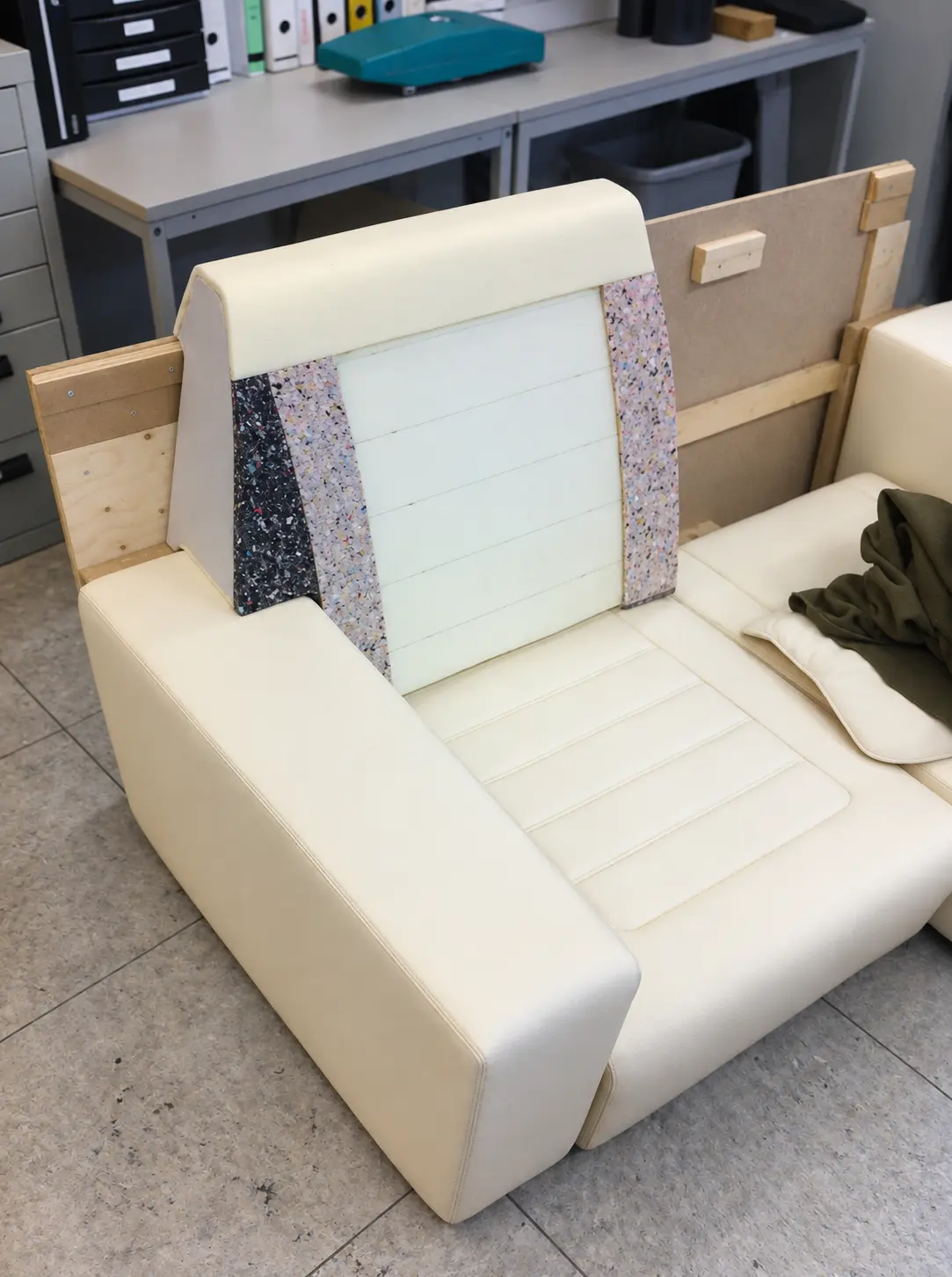 Brückensofa während des konstruktiven Polsteraufbaus in der Werkstatt