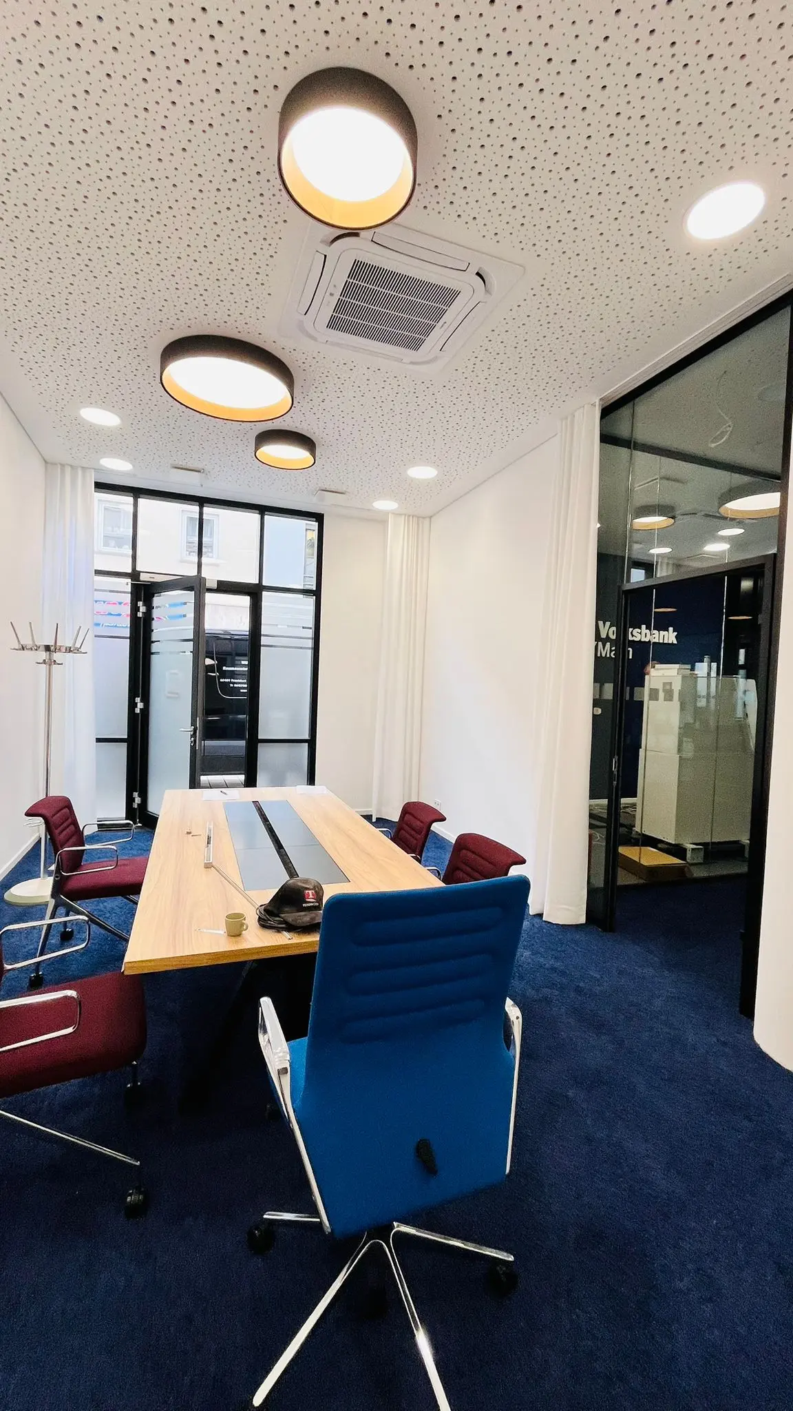 Maßgefertigte weiße B1-Vorhänge in einem Konferenzraum der Frankfurter Volksbank