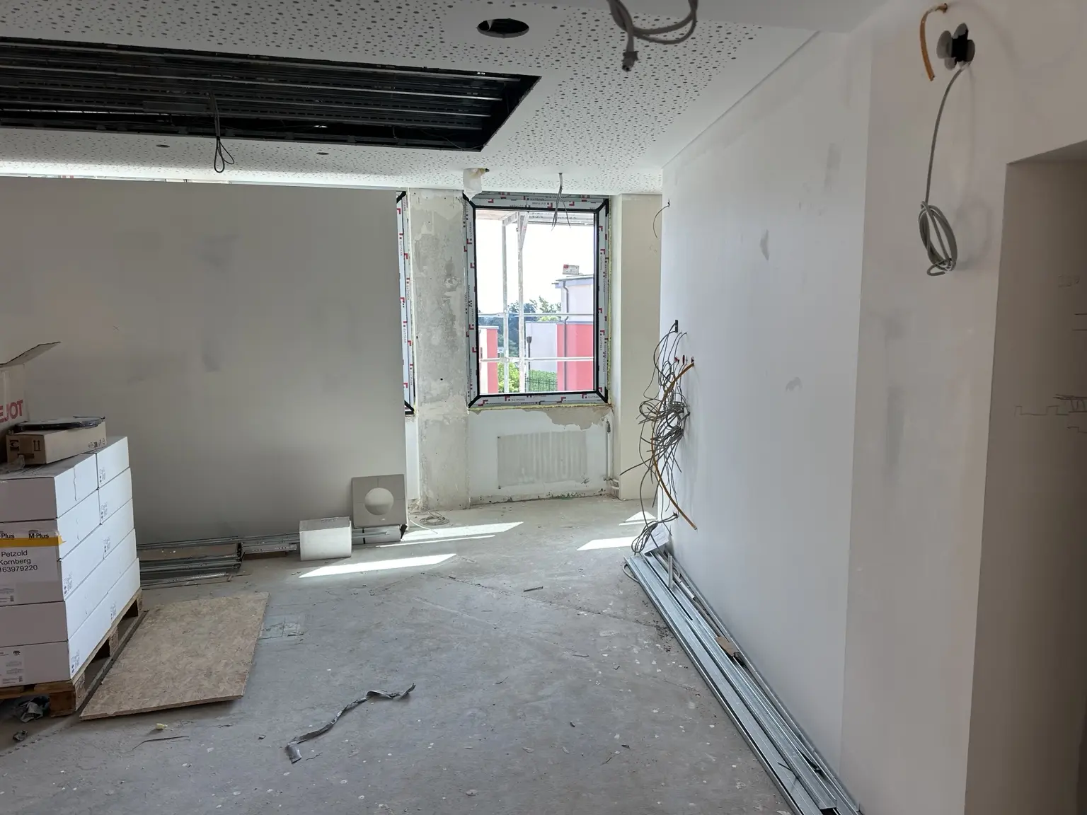 Bauzustand vor der Montage der Vorhangschienen in der Filiale der Zukunft