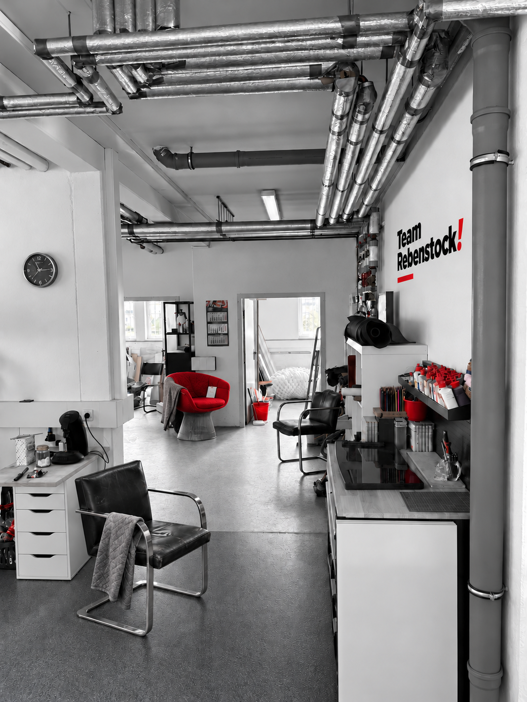 Zwei Brno Chairs in schwarzem Leder und ein Platner-Sessel von Knoll mit rotem Polster zur Restaurierung