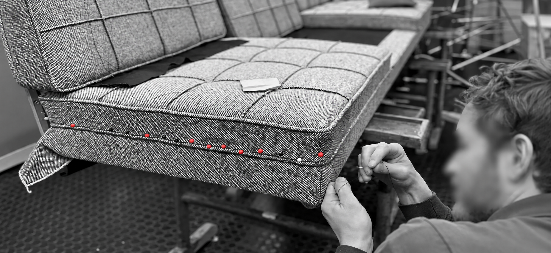 Handgenähte Bezugsarbeit bei der Restauration eines Florence-Knoll-Sofas aus den 1960er-Jahren.