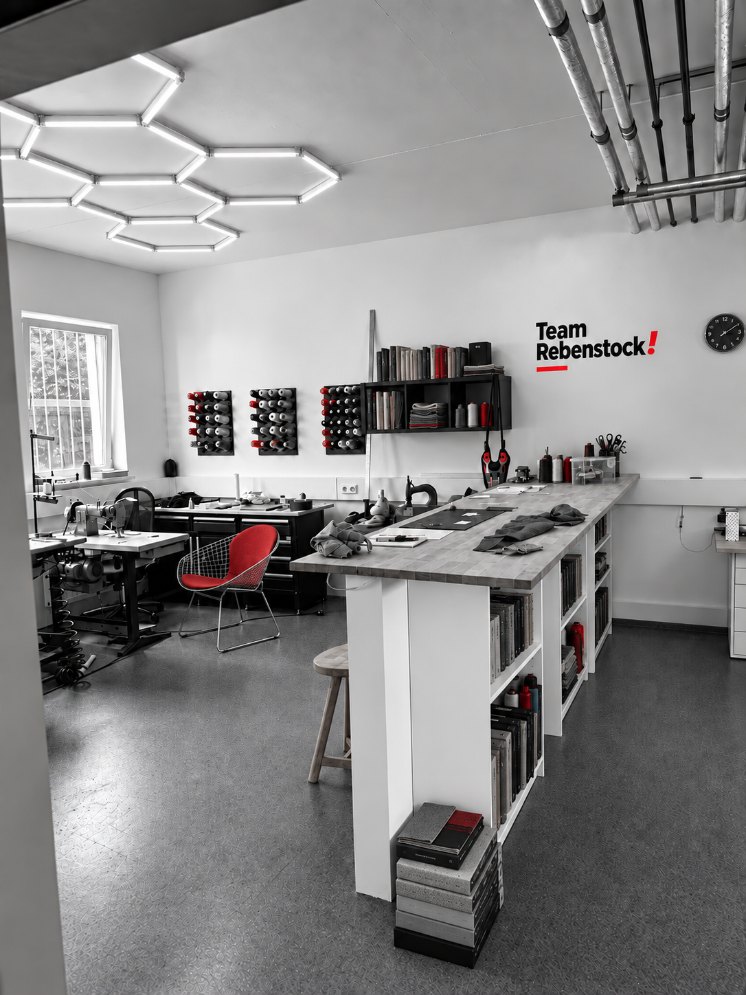 Stoffbemusterung und roter Bertoia Chair mit Formpolster in der Nähwerkstatt
